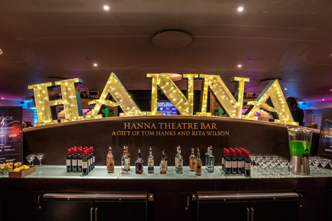 Hannabarwithhannasign